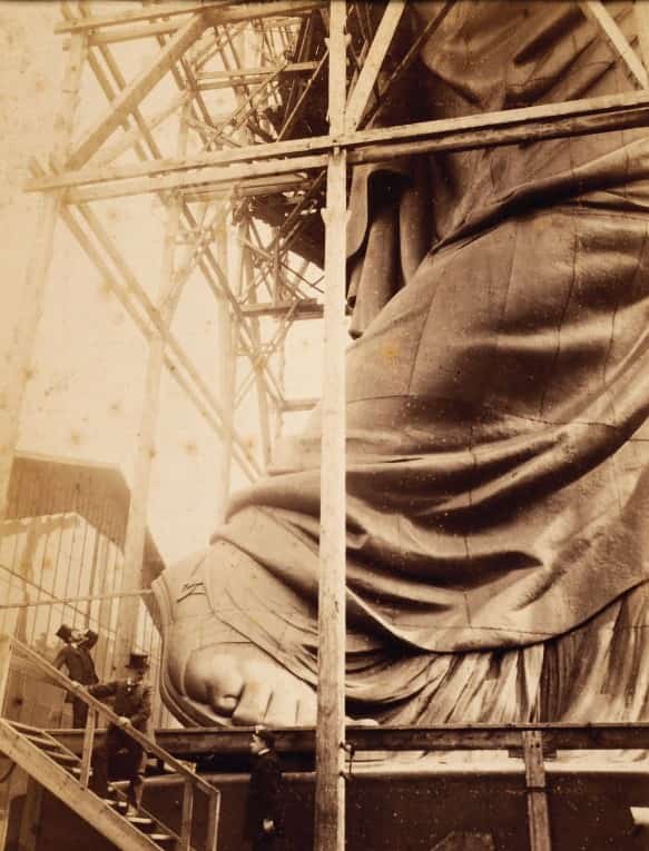 Bartholdi, a los pies de la Estatua de la Libertad, tras montarse por primera vez.