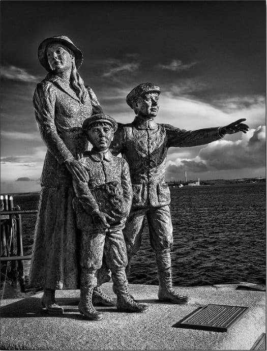 Estatua de Annie Moore y sus hermanos en Cobh Co. Corcho. Annie Moore se convirtió en la primera emigrante en ser procesada en Ellis Island cuando se inauguró oficialmente el 1 de enero de 1892.