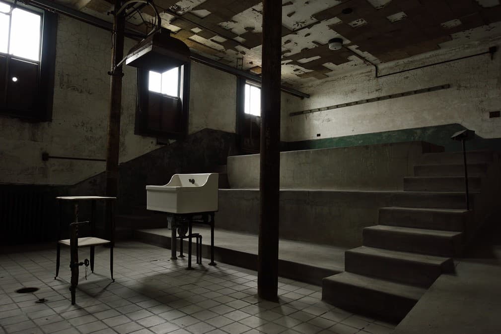Sala de autopsia con gradas fijas que ocupaban futuros especialistas médicos.