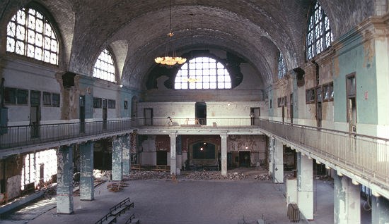 Imagen del Registro de Ellis Island antes de su restauración.