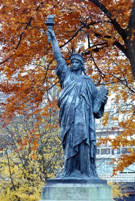 estatua jardin de luxemburgo replica Estatua de la libertad en el Jardín de Luxemburgo, de 2013.