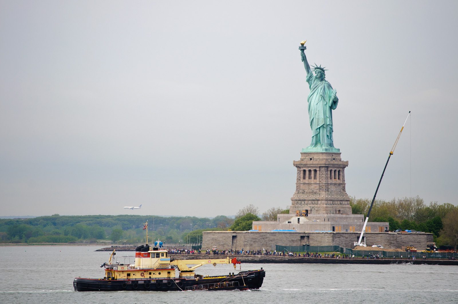 Visitantes en Liberty Island frente a la Estatua de la Libertad
