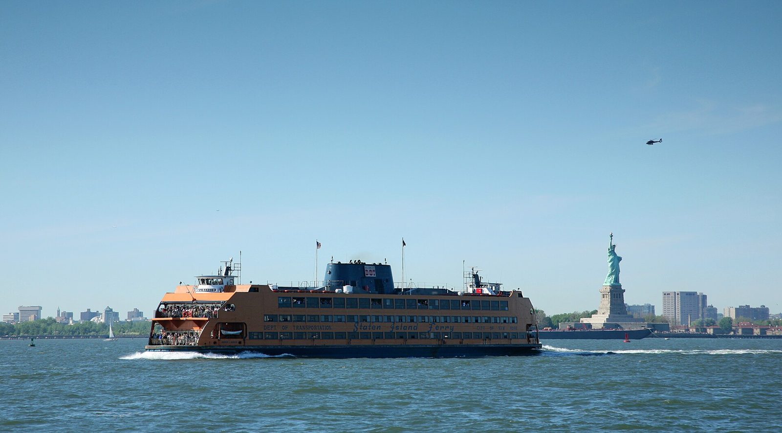 Ferry de Staten Island pasando frente a la Estatua de la Libertad